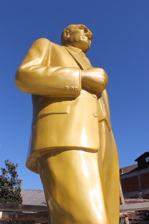 Atatürk Anıtı Altın Sarısına Boyandı